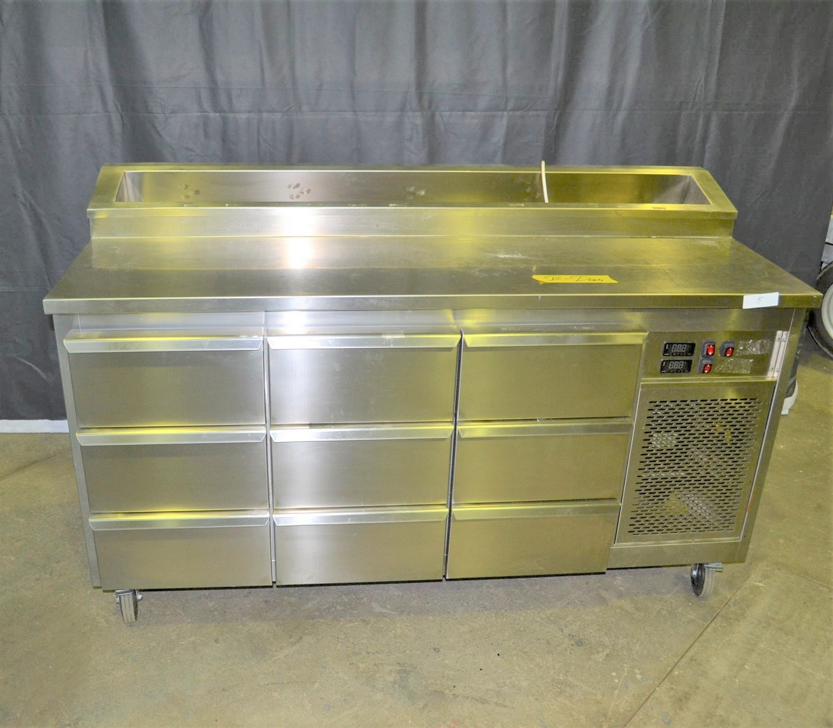 Thekenkühlschrank mit Kühlfach und Schubladen
